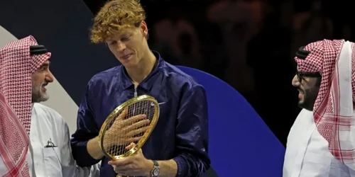 Jannik Sinner a primit o rachetă de Aur la Six Kings Slam png