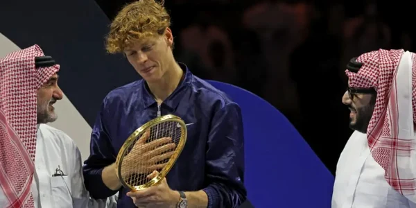 Jannik Sinner a primit o rachetă de Aur la Six Kings Slam png
