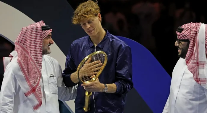 Jannik Sinner a primit o rachetă de aur Foto/Tennis365