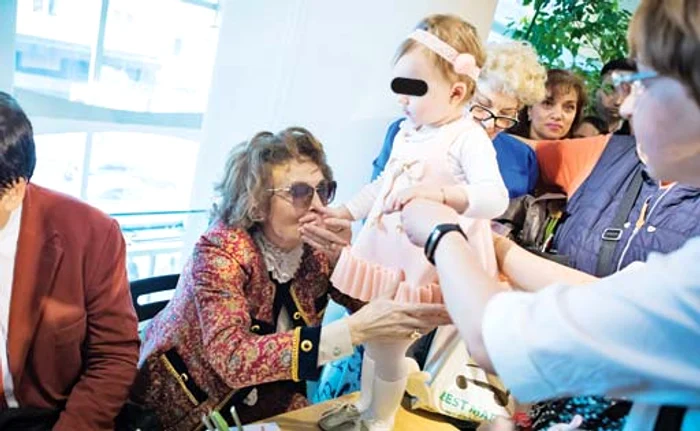 Sorin Hilgen, unicul fiu al Angelei Similea, alături de soţie şi de cei doi copiifoto: arhivă personală