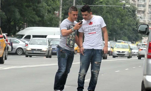 Fotbalistul şi prietenul său au  fost mai atenţi la  telefon decât la  traversarea  regulamentară a străzii jpeg