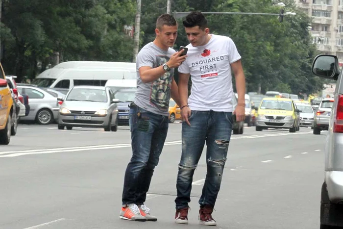  Fotbalistul şi prietenul său au  fost mai atenţi la  telefon decât la  traversarea  regulamentară a străzii