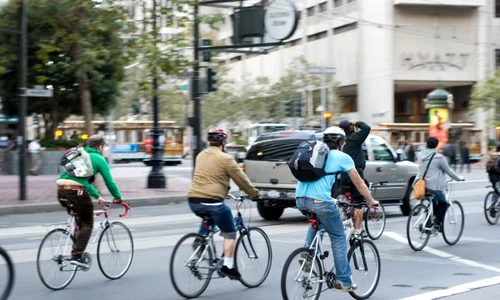 shutterstock 5841169 biciclisti grup strada jpeg