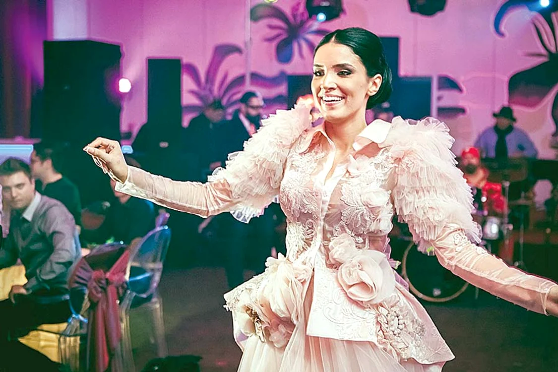 Ioniţă şi Viorica din  Clejani i-au cântat  Adelinei la miezul nopţii (Fotografii: Kanal D)