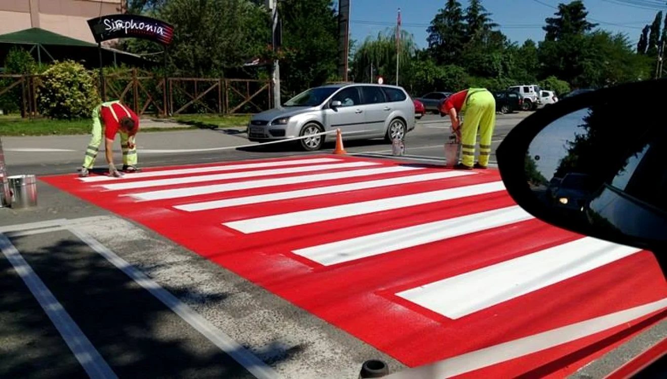 Trecerile de pietoni sunt vopsite în roşu