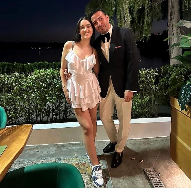 Rania, fiica lui Adrian Cristea, a plecat să studieze la școala de vară din Londra Foto: Instagram 
