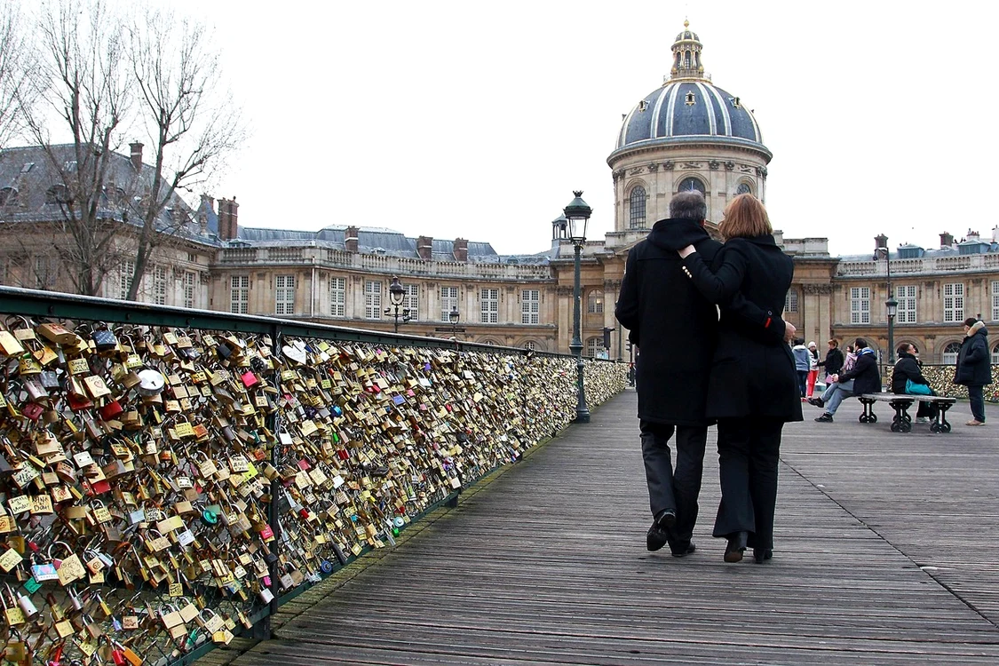 
    Începând de luni (1 iunie) toate lacătele de pe „Pont des Arts” vor fi date josfoto: makelovelocks.com  