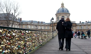 paris pont des arts lacate jpeg