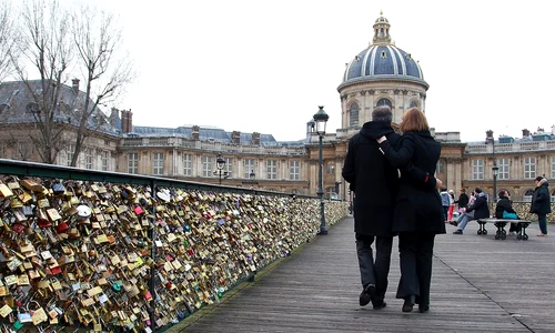 paris pont des arts lacate jpeg
