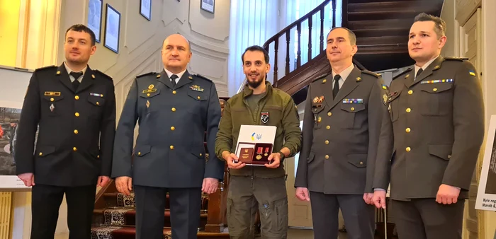 Brașoveanul Radu Hossu a fost decorat de Ambasadorul Ucrainei FOTO Facebook Radu Hossu