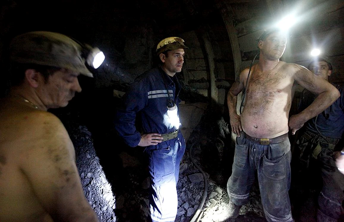Tata a lucrat în mină  Mina e un iad  Tata e acum şomer jpeg