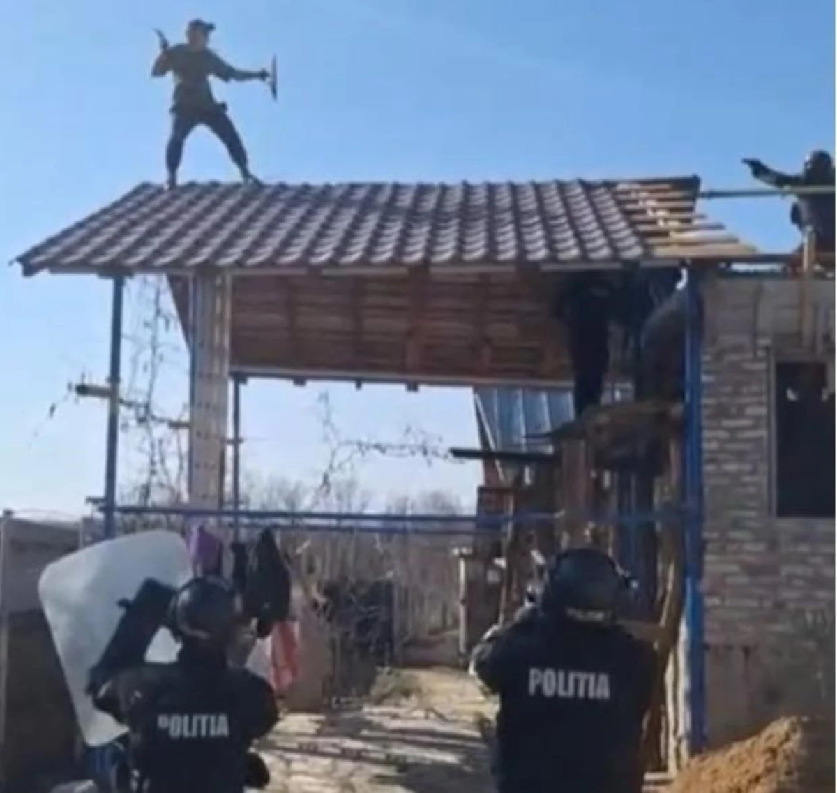 Imagini incredibile în Argeş. Un bărbat care arunca cu pietre în trecători şi maşini a fost împuşcat în picior după ce a atacat cu sabia luptător SAS