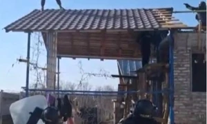 argesean cu sabie sus pe casa captura video jpg