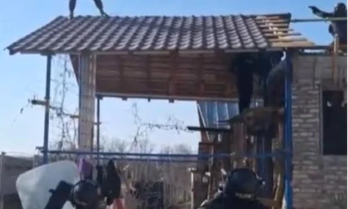 argesean cu sabie sus pe casa captura video jpg