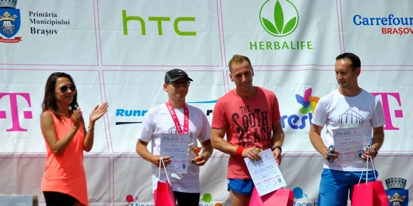 Podiumul de premiere al maratonului de la Braşov. Foto