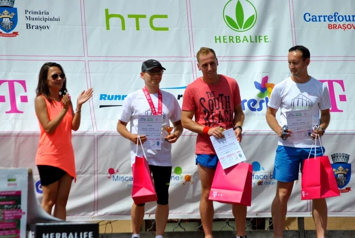 Podiumul de premiere al maratonului de la Braşov. Foto: IJJ Galaţi