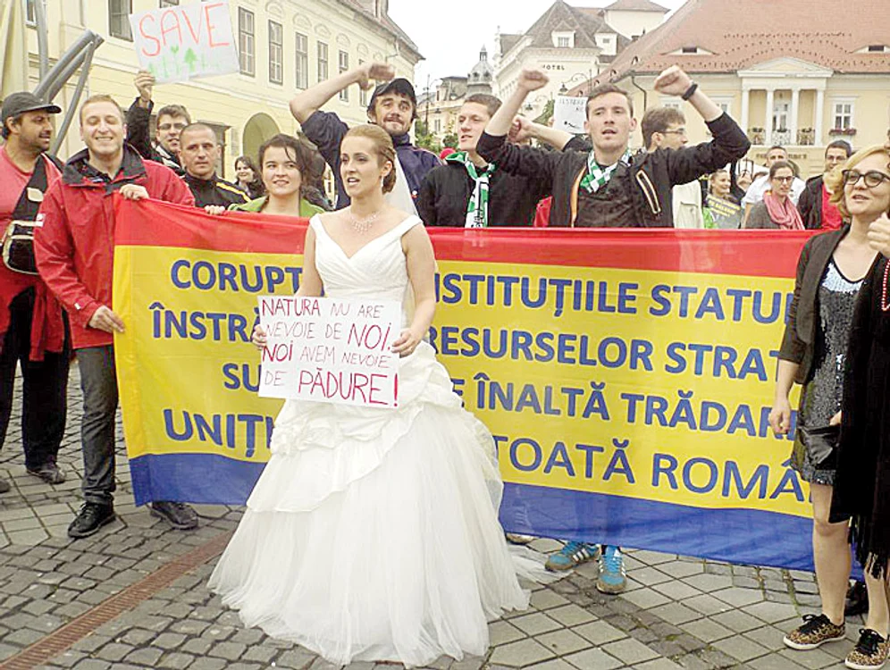 
    Ramona Lazăr i-a  abandonat pe nuntaşi pentru a fi alături de protestatari  