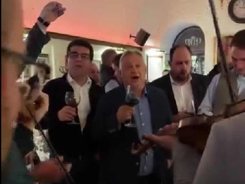 Viktor Orban, surprins petrecând într-un restaurant din Cluj. „Noi nu plecăm de aici”
