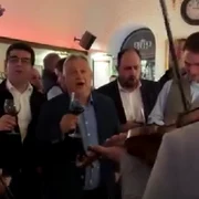 viktor orban cantand intr un restaurant din Cluj png