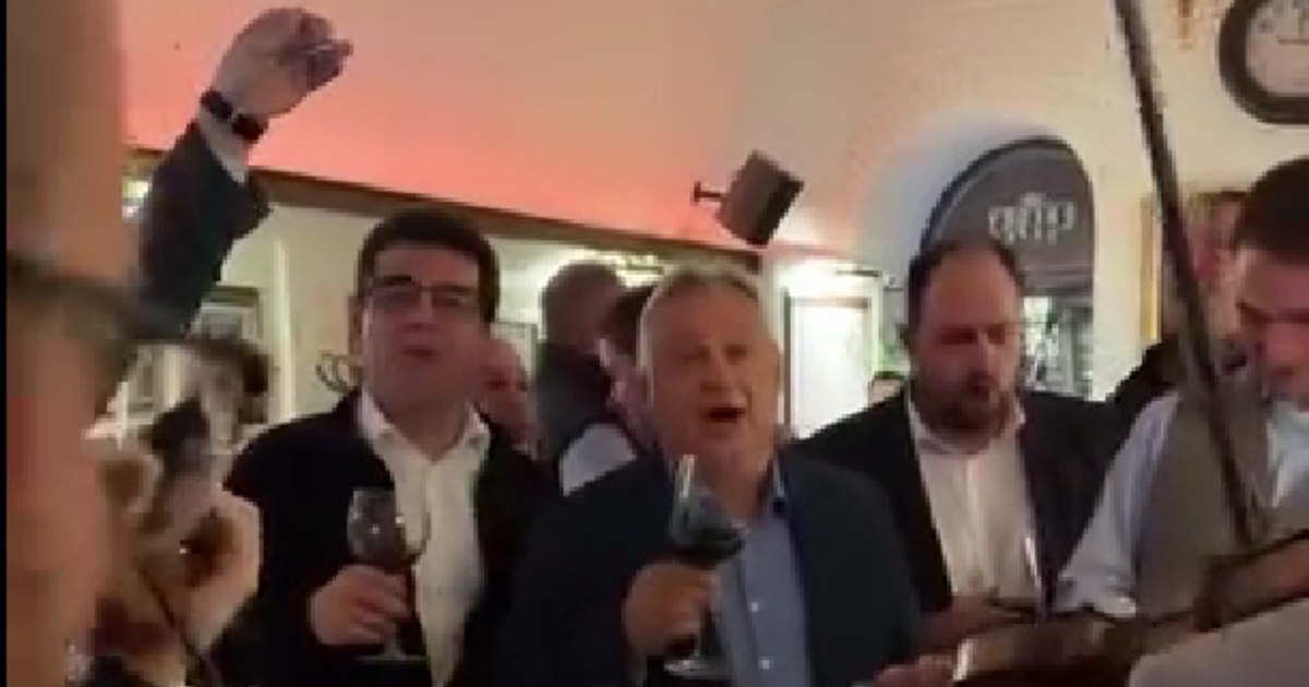 Viktor Orban cântă la Cluj-Napoca împreună cu orchestra