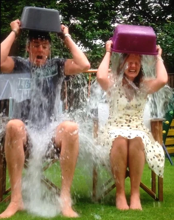 Ice Bucket Challenge a devenit un fenomen în întreaga lume