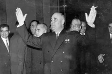 Nicolae Ceaușescu la festivitatea prilejuită de cea de a 60-a aniversare a zilei de naștere a lui Gheorghe Gheorghiu-Dej, la 8 noiembrie 1961 (© „Fototeca online a comunismului românesc”, cota: 30/1961)