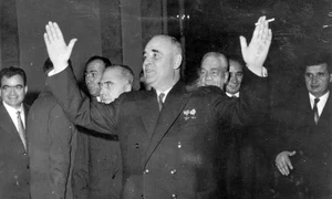 Nicolae Ceaușescu la festivitatea prilejuită de cea de a 60-a aniversare a zilei de naștere a lui Gheorghe Gheorghiu-Dej, la 8 noiembrie 1961 (© „Fototeca online a comunismului românesc”, cota: 30/1961)