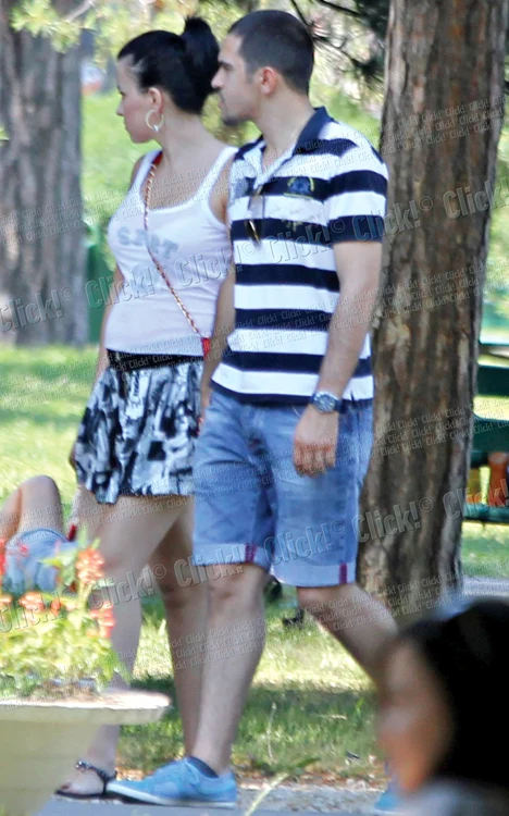 
    Sarcina soţiei  lui Corneluş  e vizibilă (Foto: Alex Muscaliu)  