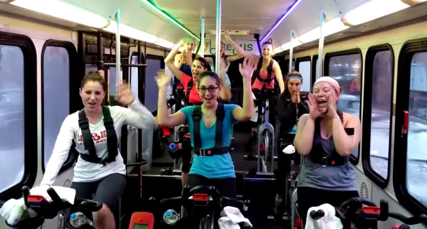 
    Din imagini, pedalatul în autobuz pare distractiv (foto: bikebus.com)  