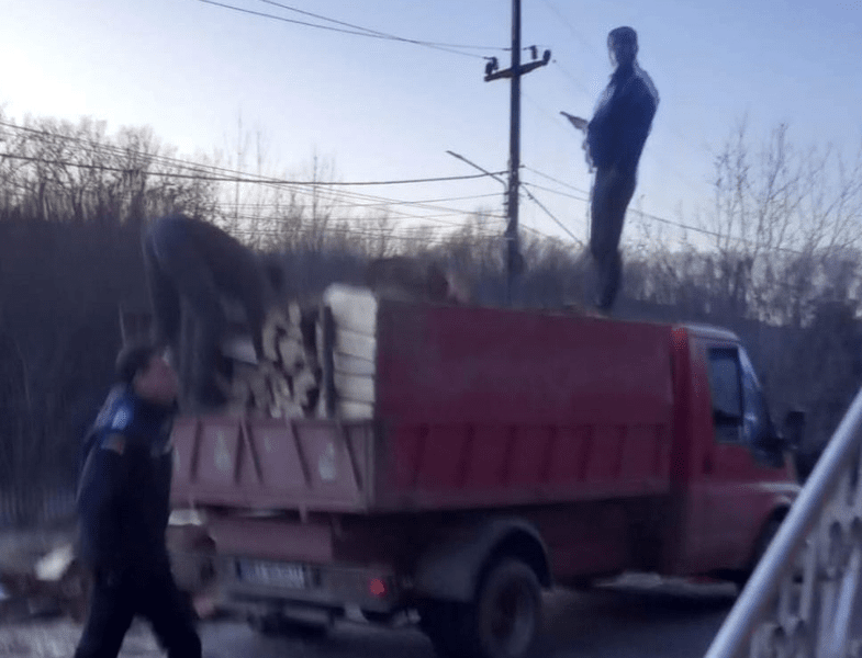 Polițist urcat pe plafonul unei camionete care transporta lemne. Șoferul îl acuză de abuz 