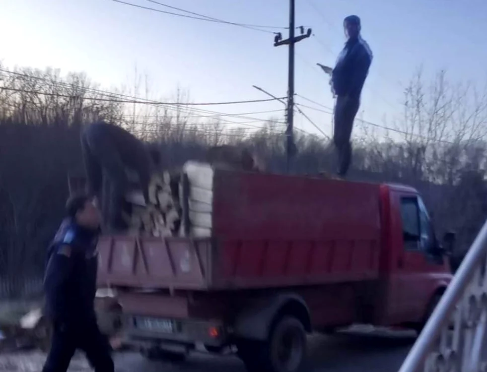 Polițistul s-a urcat cu picioarele pe cabina camionetei Foto: Gorj Express