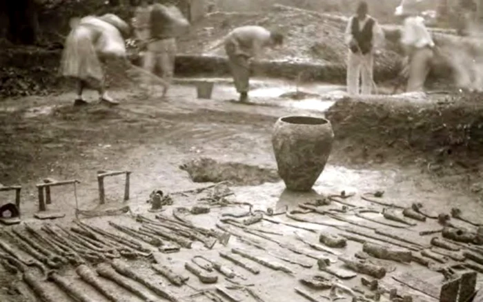 Depozit uriaş de unelte de fier descoperit la Sarmizegetusa în anii 50. Foto: C. Daicoviciu. Sursa: Universitatea Tehnică, Cluj Napoca.