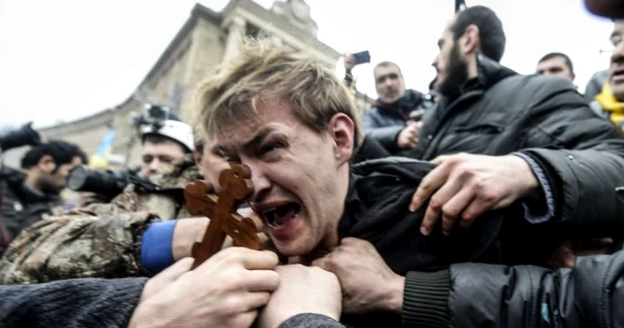 Presupusul lunetist a fost târât de păr în mijlocul Euromaidanului. FOTOGRAFII: AFP/Getty Images/AP via dailymail.co.uk