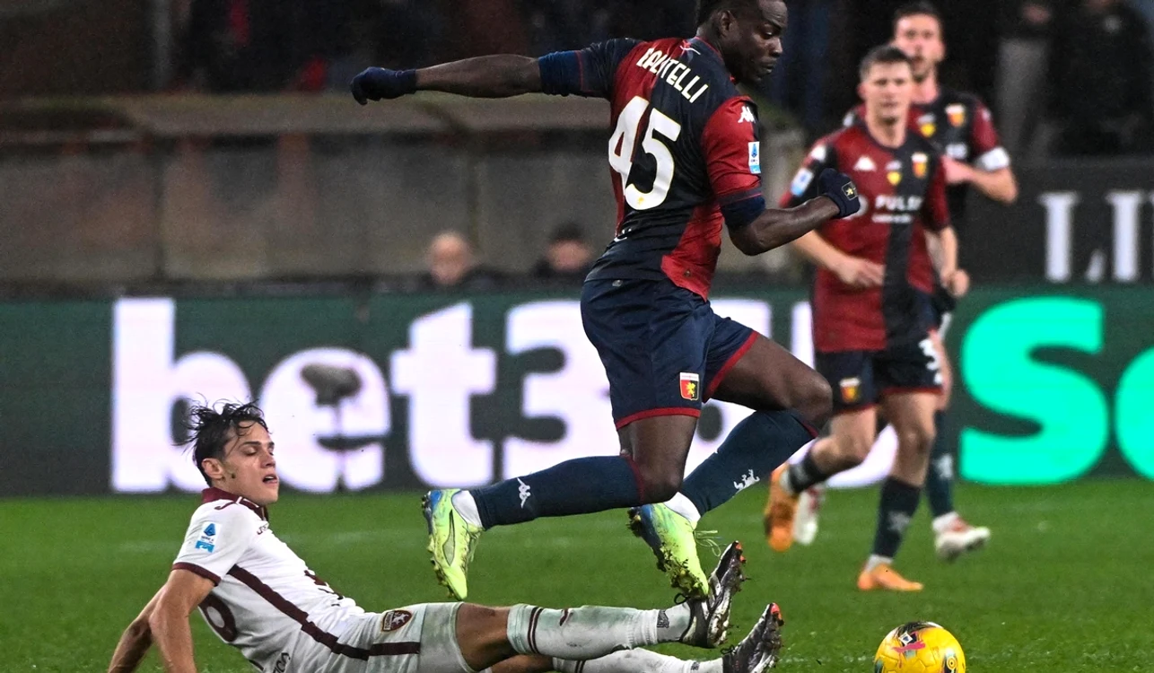 Mario Balotelli (dreapta) ar putea ajunge în eșalonul al treilea spaniol (FOTO: EPA)