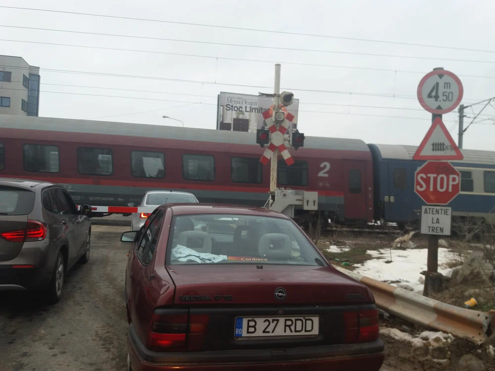 
    Șoferul a rămas blocat între bariere, iar trenul a trecut razant prin fața mașiniiFoto: Andreea Dancu  