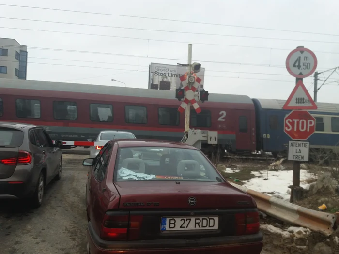 Șoferul a rămas blocat între bariere, iar trenul a trecut razant prin fața mașiniiFoto: Andreea Dancu