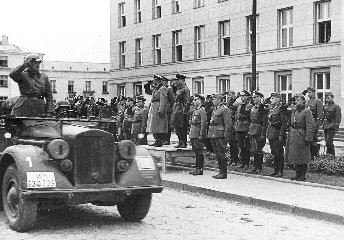 Paradă comună organizată de trupele germane și sovietice în orașul polonez Brest-Livosk, la 22 septembrie 1939 ( Contando Estrelas / Wikimedia Commons)
