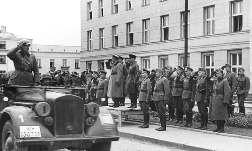 Paradă comună organizată de trupele germane și sovietice în orașul polonez Brest-Livosk, la 22 septembrie 1939 ( Contando Estrelas / Wikimedia Commons)