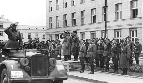 Paradă comună organizată de trupele germane și sovietice în orașul polonez Brest-Livosk, la 22 septembrie 1939 ( Contando Estrelas / Wikimedia Commons)