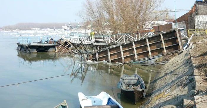 Pontoane lovite de gheață