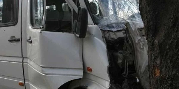 Şoferul a pierdut controlul volanului, iar maşina s-a izbit de un copac