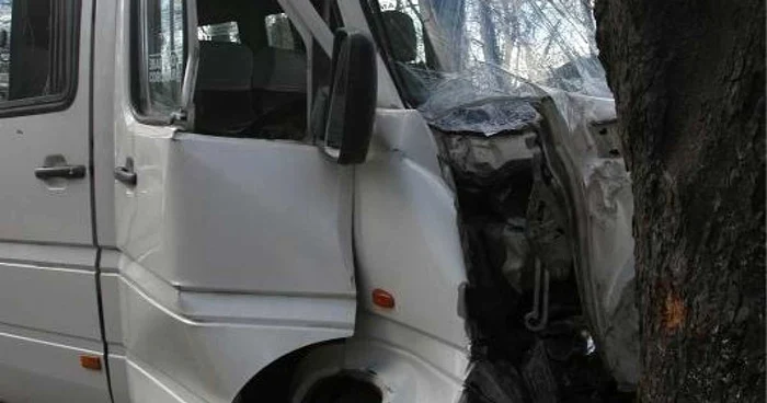 Şoferul a pierdut controlul volanului, iar maşina s-a izbit de un copac