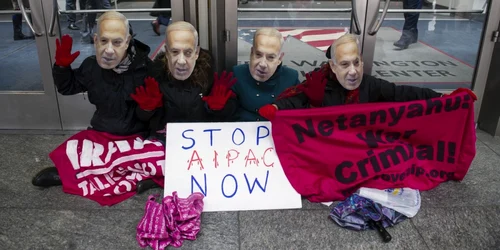 Demonstranţi pro-palestinieni purtând măşti cu chipul primului ministru israelian  Benjamin Netanyahu  protestează la uşile  Washington Convention Center unde urmează să aibă loc conferinţa Comitetul de Afaceri Americano-Israelian (AIPAC) 2015 în  Wa