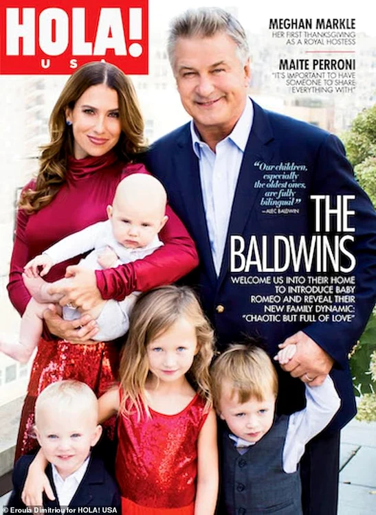 Alec Baldwin împreună cu nevasta lui, Hilaria, şi cei 4 copii, arată cât este de mândru de familia lui