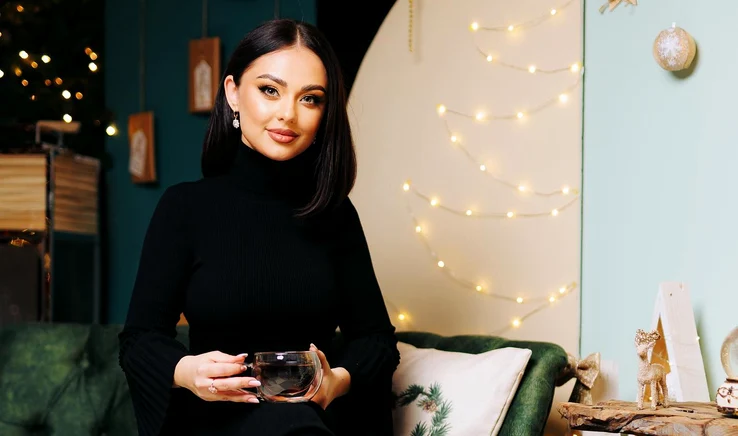 Florentina Lupoae alături de ceaiurile organice pe care le produce cu tatăl ei FOTO arhiva personală