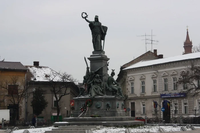 Arad. Statuia comemorării maghiarilor care au luptat împotriva poporului român. Pe când o statuie pentru Horthy la Ip şi Treznea?