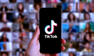 Smartphone cu aplicația TikTok FOTO Shutterstock jpg