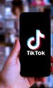 Smartphone cu aplicația TikTok FOTO Shutterstock jpg