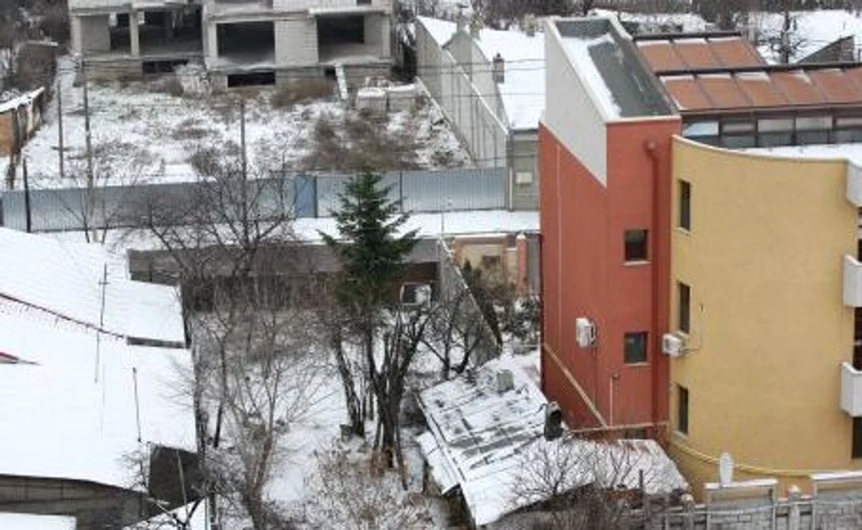 
    Terenul a atras atenţia la numeroase persoane dubioase datorită valorii imobiliare foarte mari  