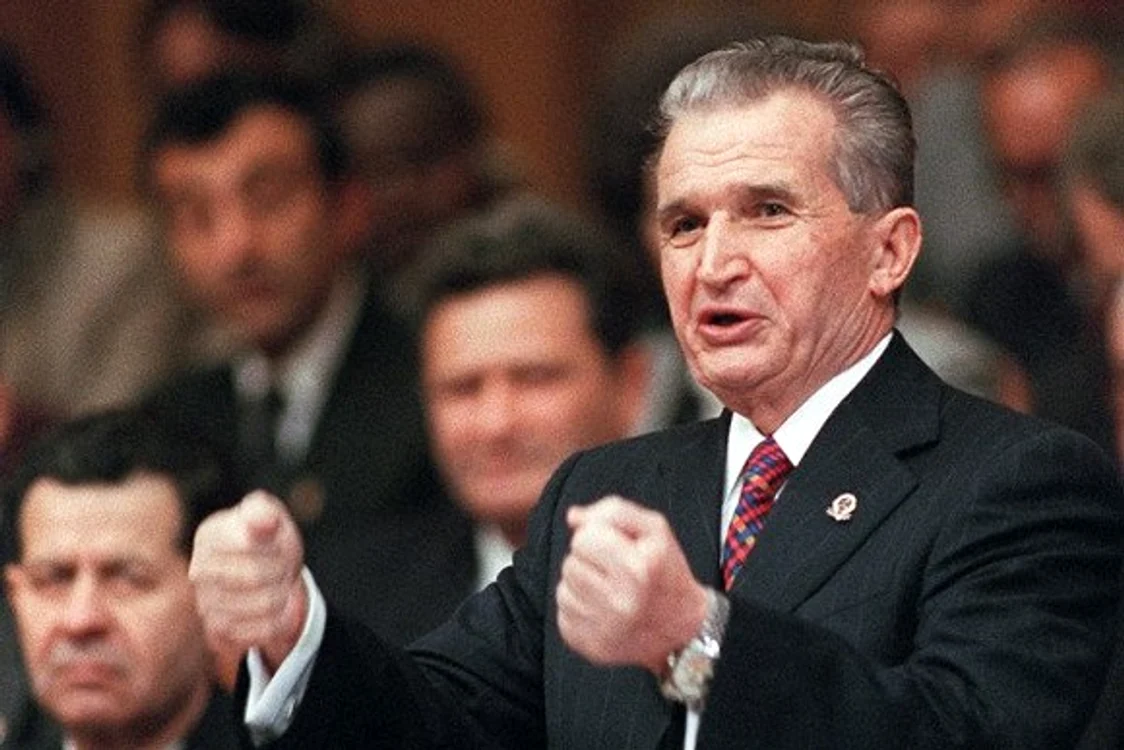 
    Nicolae Ceaușescu a ținut ultimul discurs în fața a zeci de mii de muncitori în 21 decembrie 1989, de la ora 12.30  